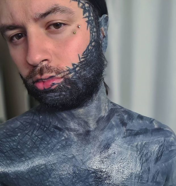 瑞士男子花近10万元全身纹黑,还说对痛苦感很痴迷