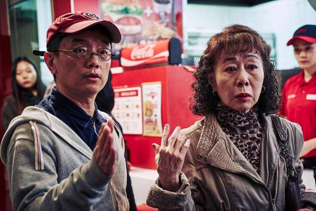 《酒神小姐》:65岁站街女,撕开老年人的"情欲"和"隐痛"