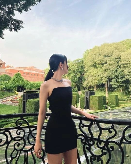 BLACKPINK的Jisoo金智秀身着黑长裙 展现了她迷人奢华之美