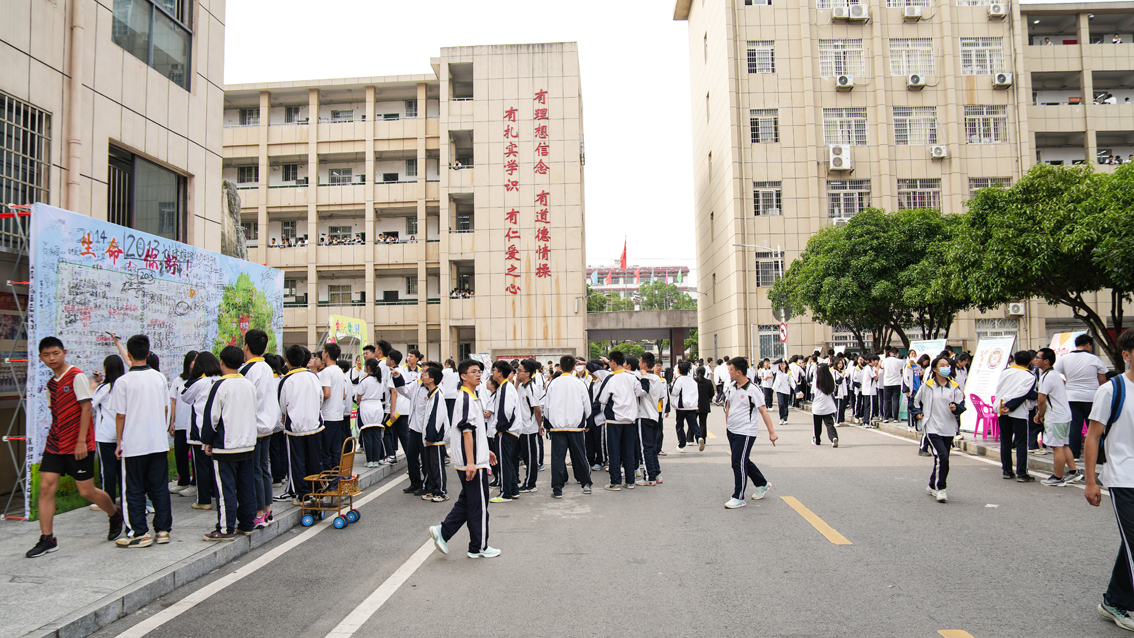 娄底三中坚持考前心理辅导为高考生减压