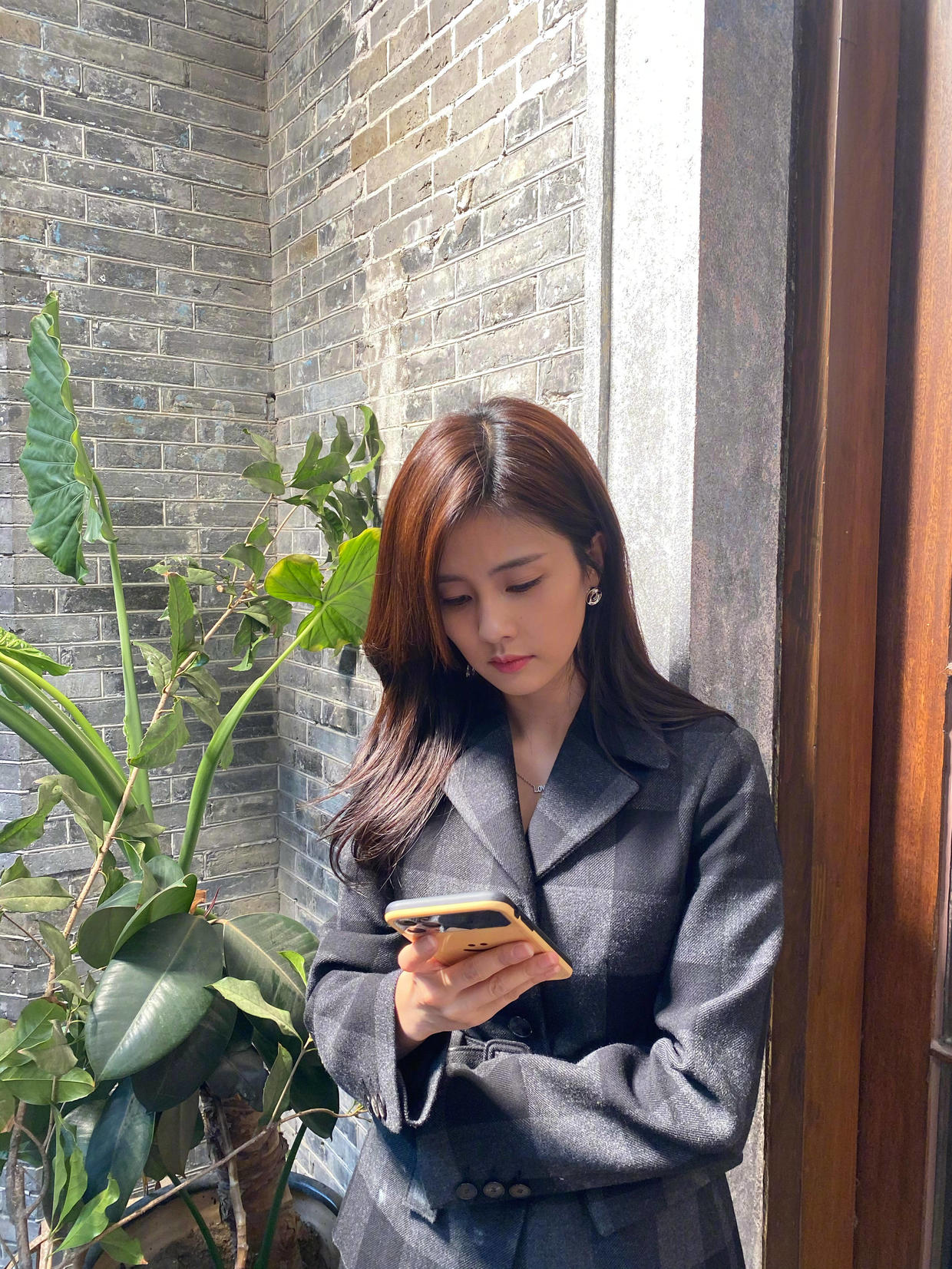 白鹿人美又会穿,黑色格子西服套装知性干练,简约利落又有气场