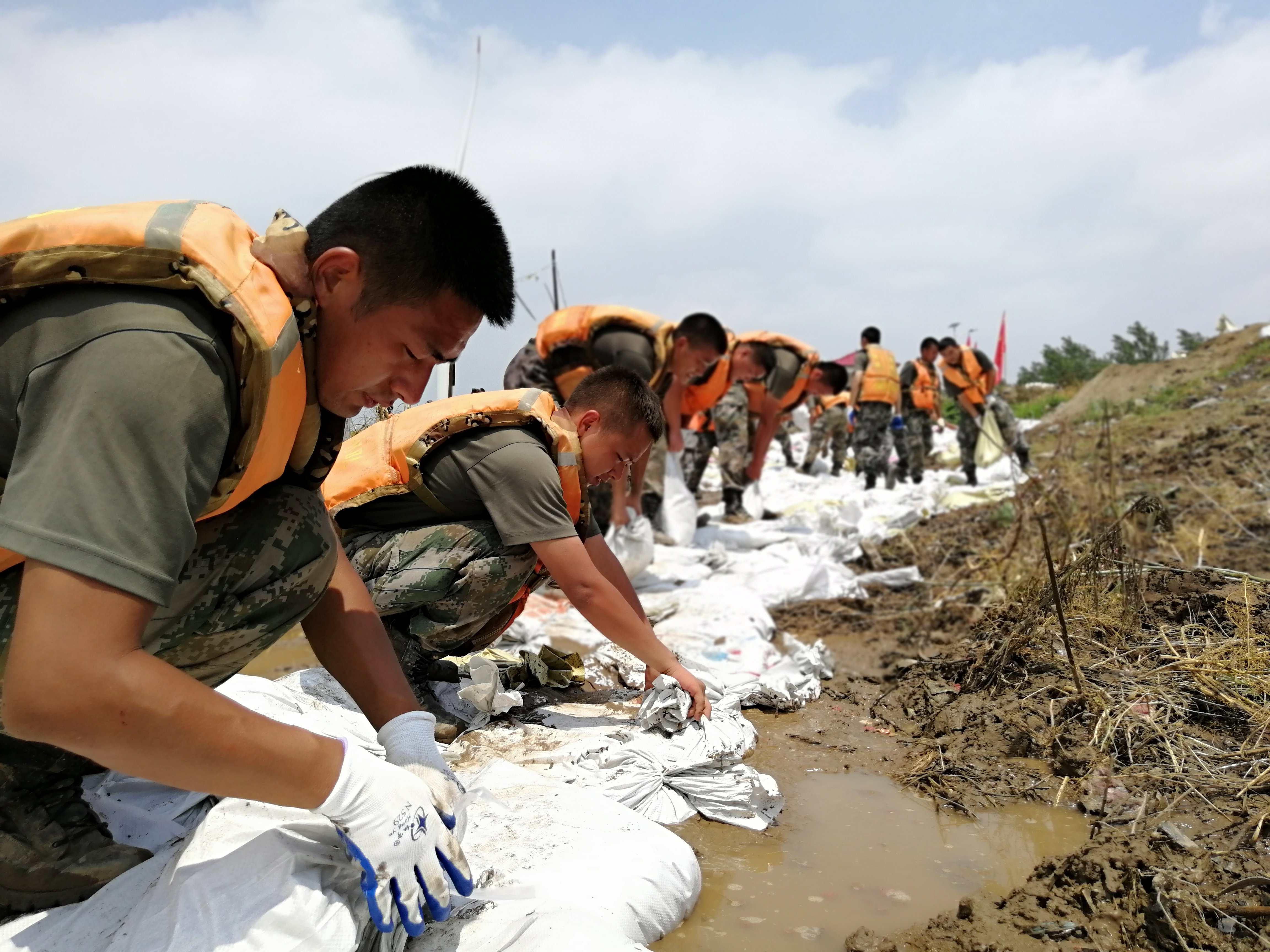 在党旗指引下——第71集团军某旅工兵连党员突击队抗洪记事(2)