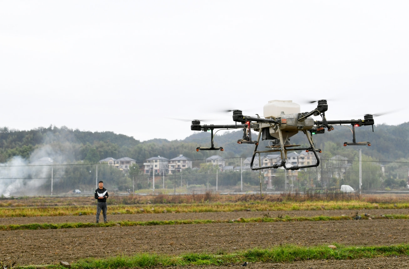 强冷空气来袭,杭州临安种粮大户利用无人机播种冬小麦