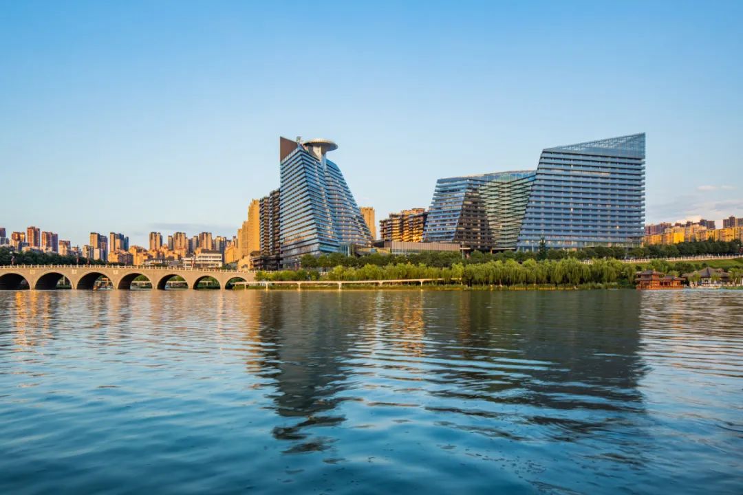 潼关富豪李五亮:开过大排档,建顶级豪宅,曾捐3650万成陕西首善