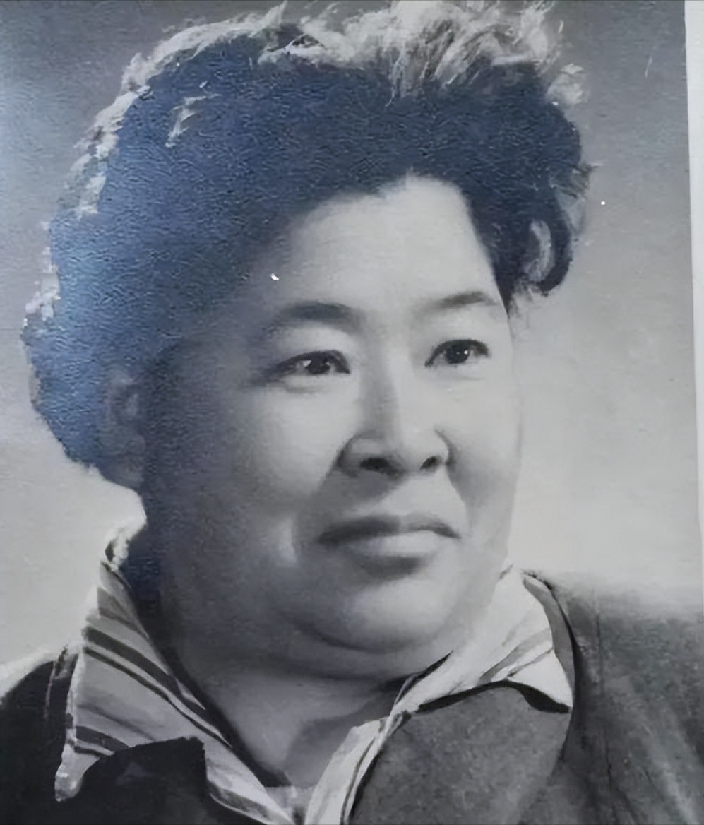 她是单挑许世友的女兵人送外号何铁拳曾一拳打翻敌军战马