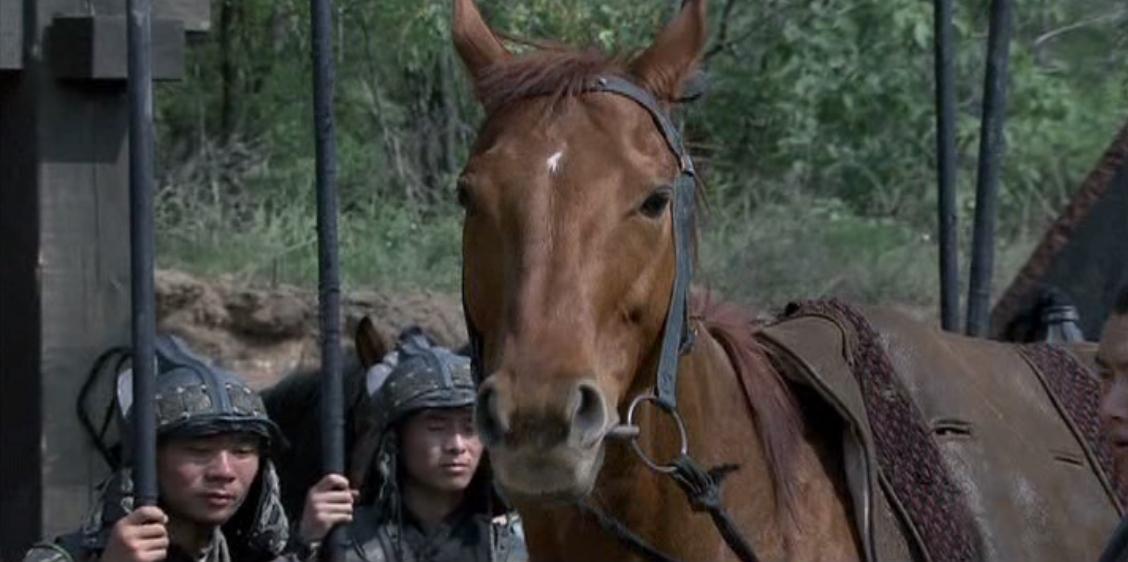 吕布是如何被曹操斩杀的?他的赤兔马和女儿的结局怎么样?