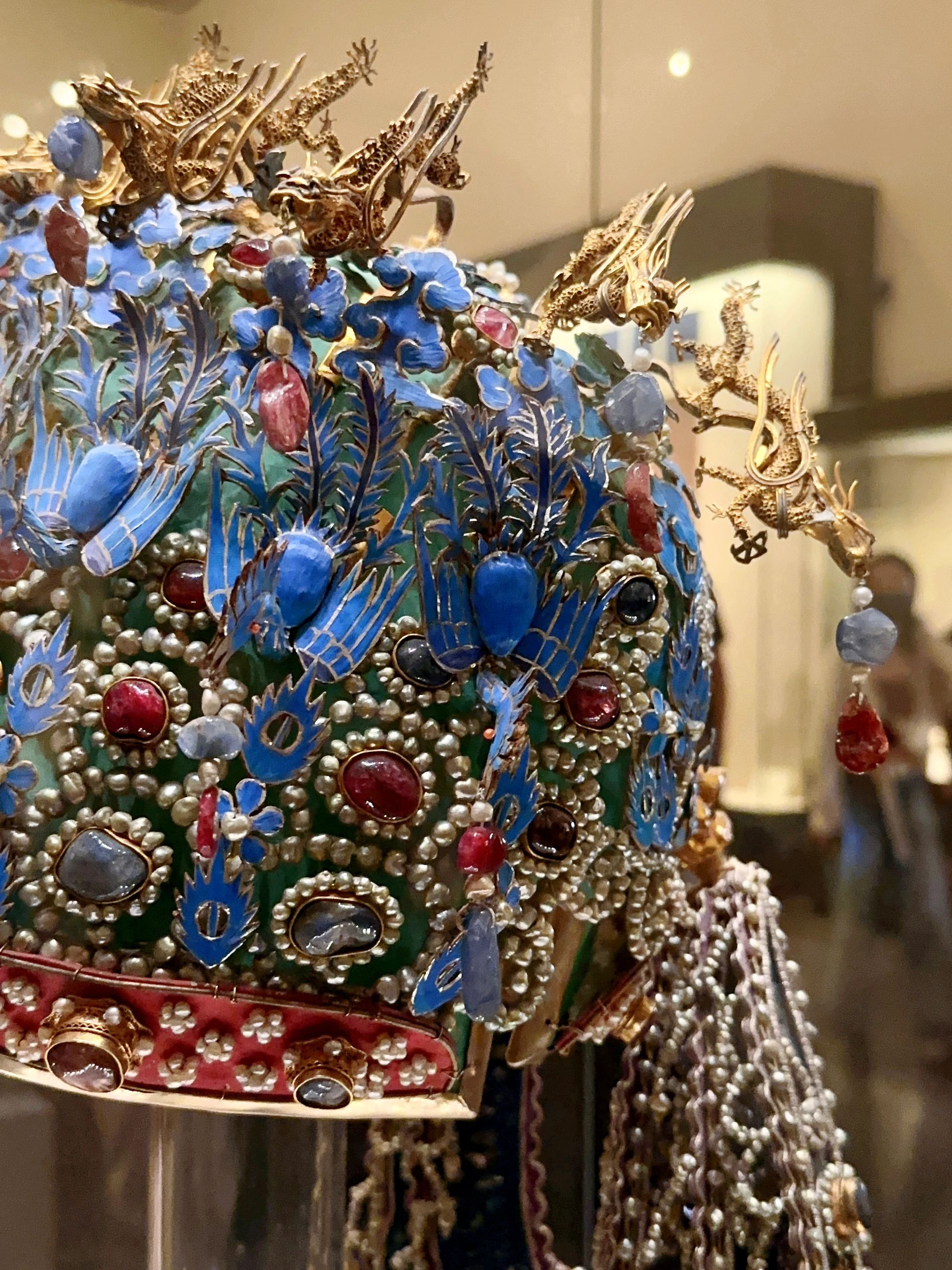 「孝端皇后凤冠」,为国博镇馆之宝之一,也是我国首批禁止出境展览的64