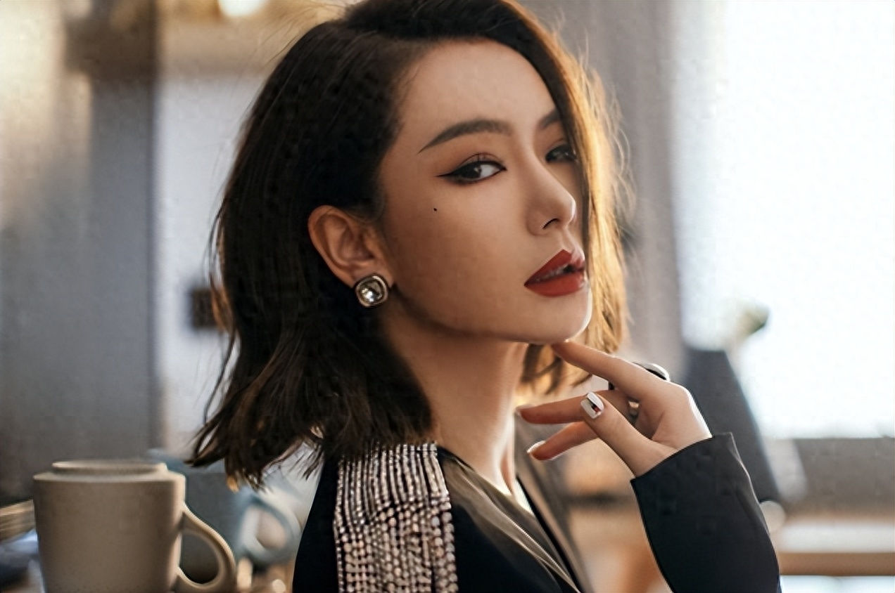 戚薇的美丽高挑,这是大家所公认的,也都是通过她的影视作品喜欢上了