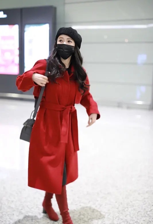 伊能静高调走机场,红色大衣配红色皮靴,52岁依旧嫩如少女