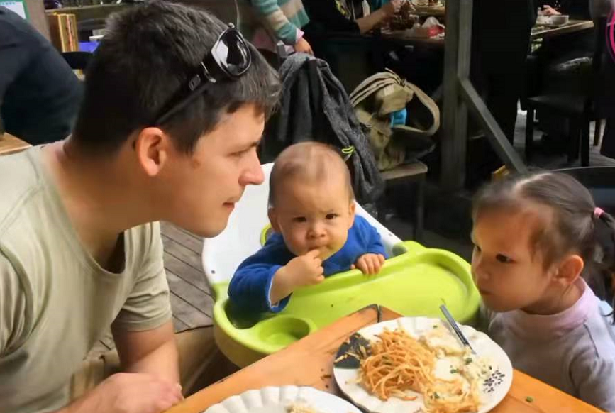 超女艾梦萌近况曝光,久居国外没法回中国,嫁洋老公生俩娃