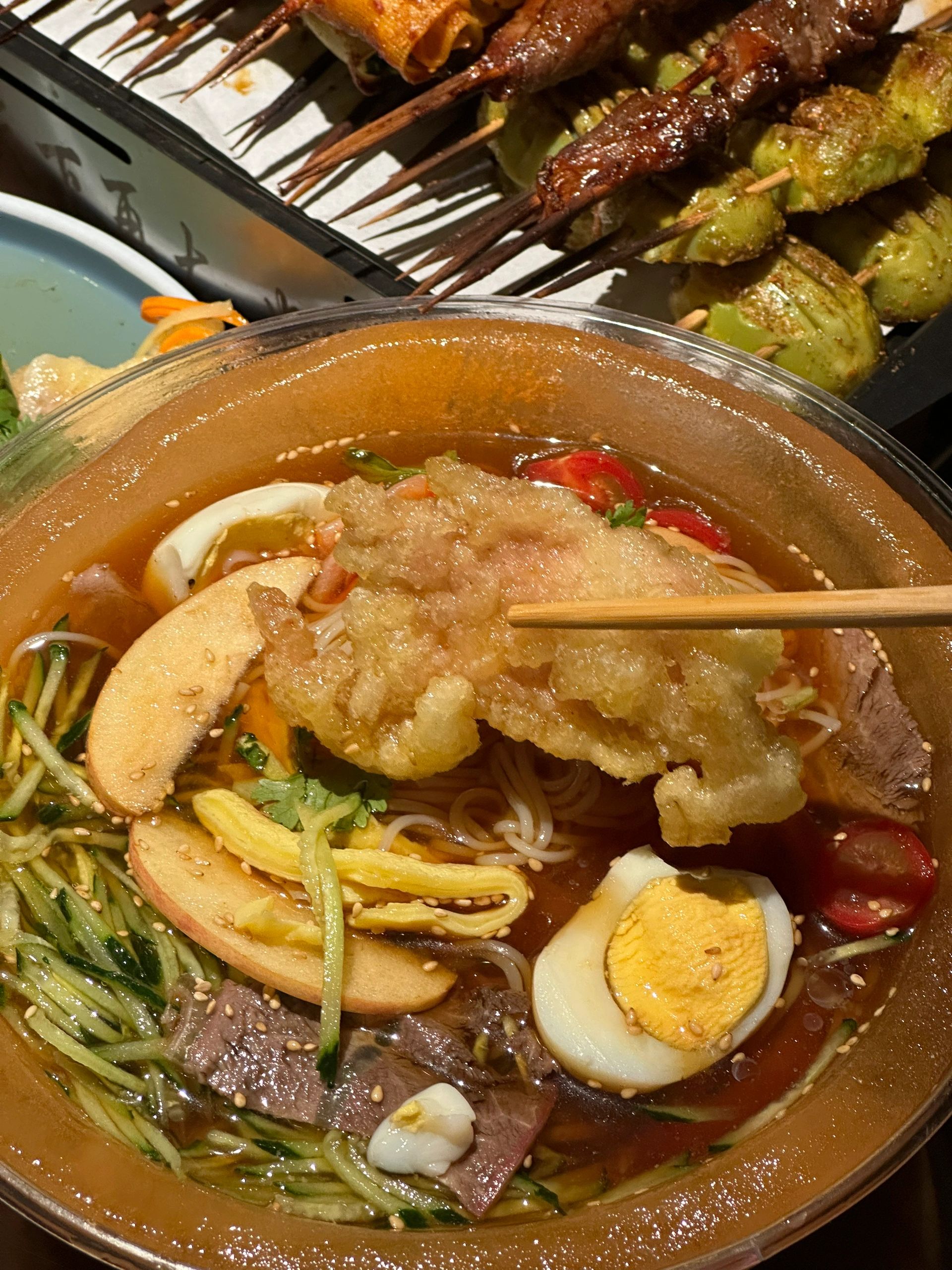 烤饼一夹太香了 喝完酒再秃噜一碗黏糊麻辣烫or多巴胺冰碗