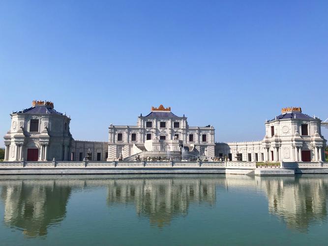 它以北京圆明园盛时长春园为蓝本,园内既有金碧辉煌的海岳开襟,精致有
