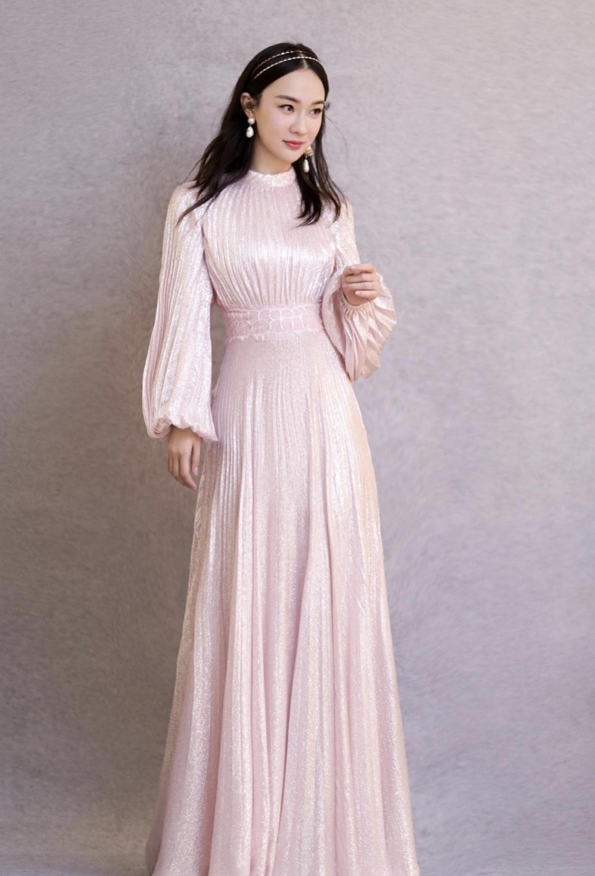 霍思燕和杜江亮相机场,打扮得真潮,格子衬衫搭配牛仔短裤超洋气