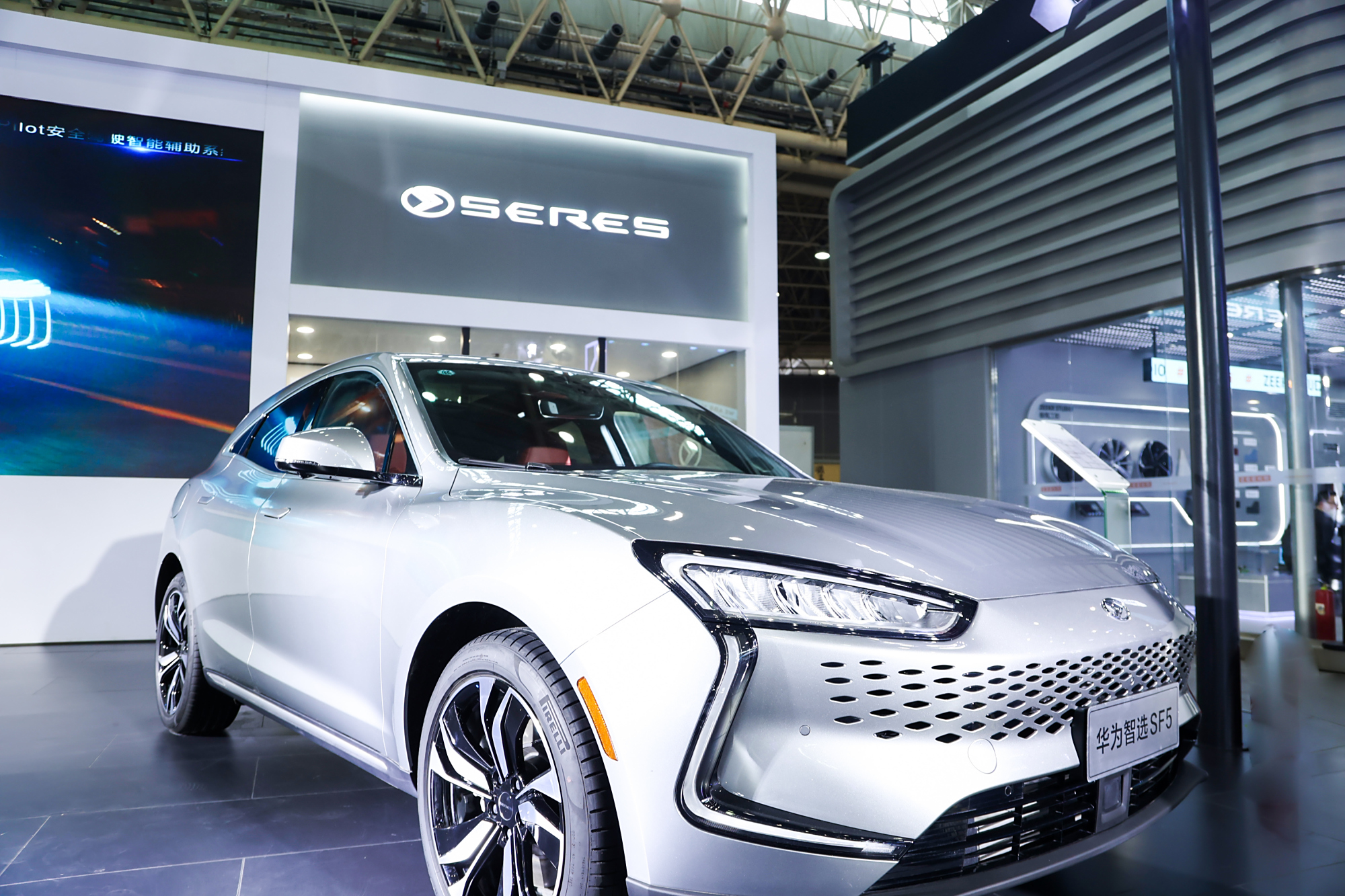 赛力斯华为智选sf5闪耀亮相武汉汽车博览会