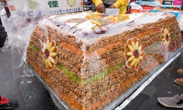 大街上卖新疆切糕的人为什么慢慢消失?网友爆料:一刀下去你得哭