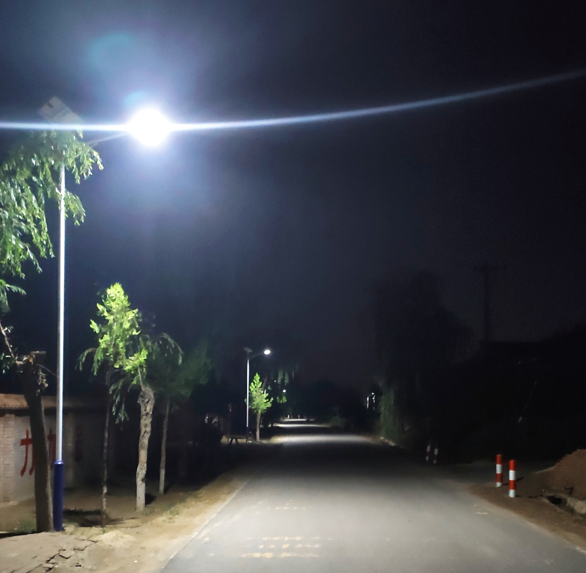 太阳能路灯晚上