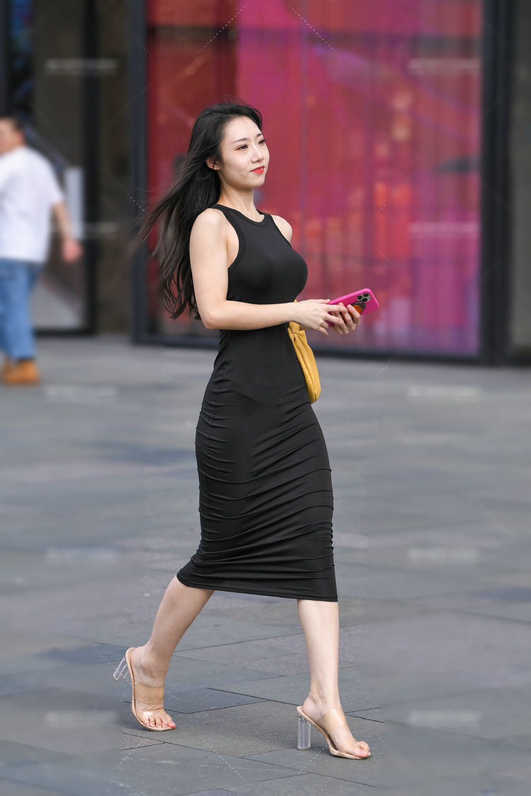 连衣裙突显女性柔美的一面,整体服饰看起来更具活力,更加的迷人