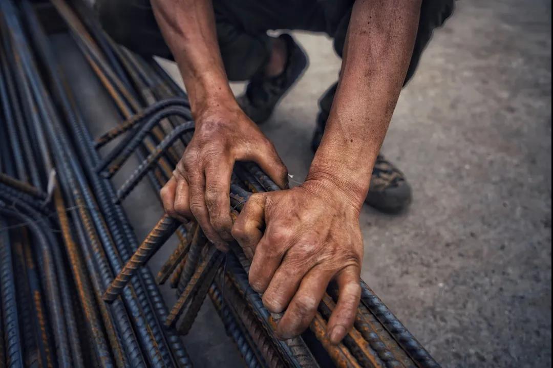 我见到了一张熟悉而勤劳的面孔——老张,一个来自四川自贡的钢筋工人