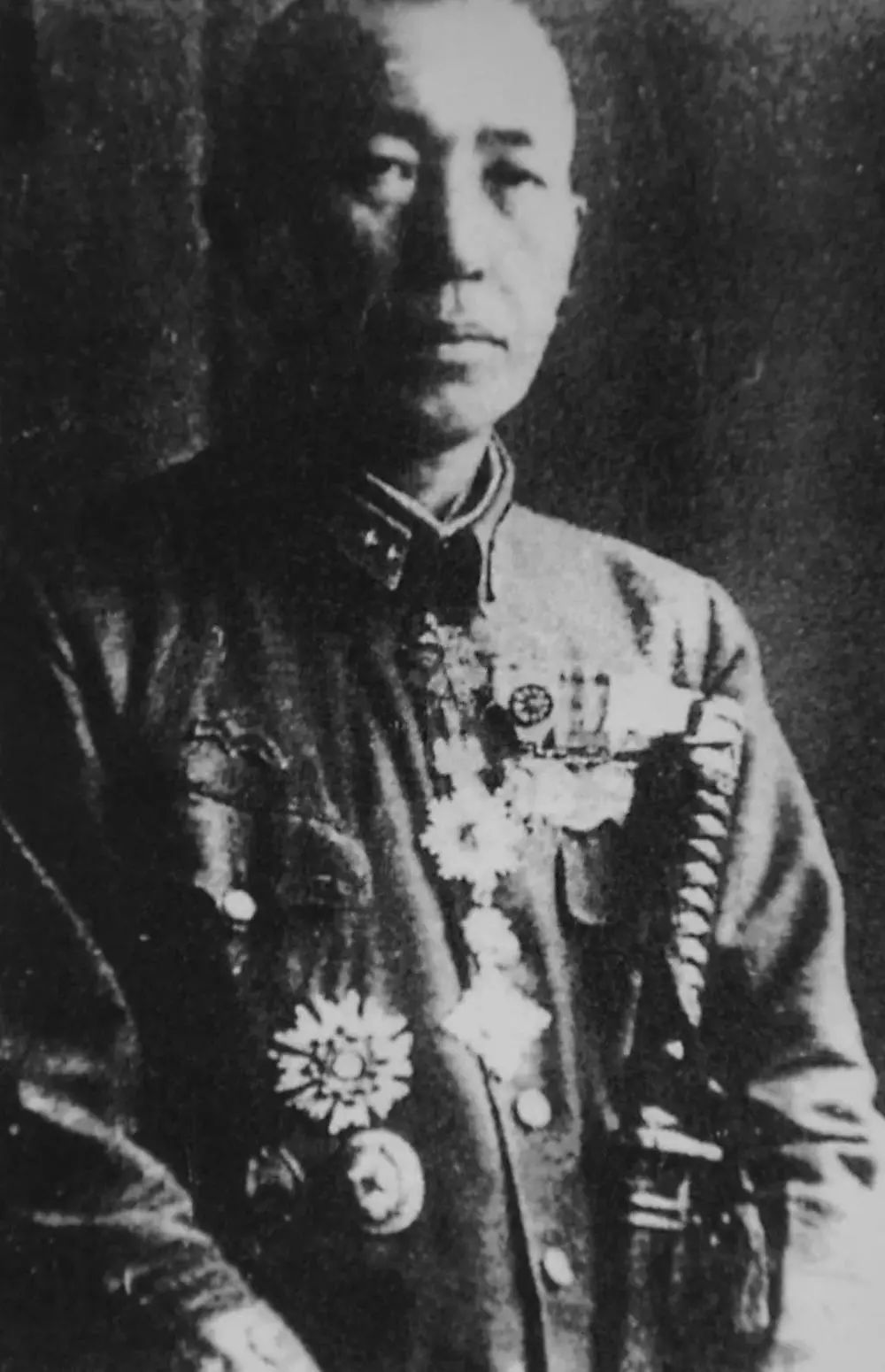 图为1946年,原731部队部队长石井四郎满身佩戴着特级勋章