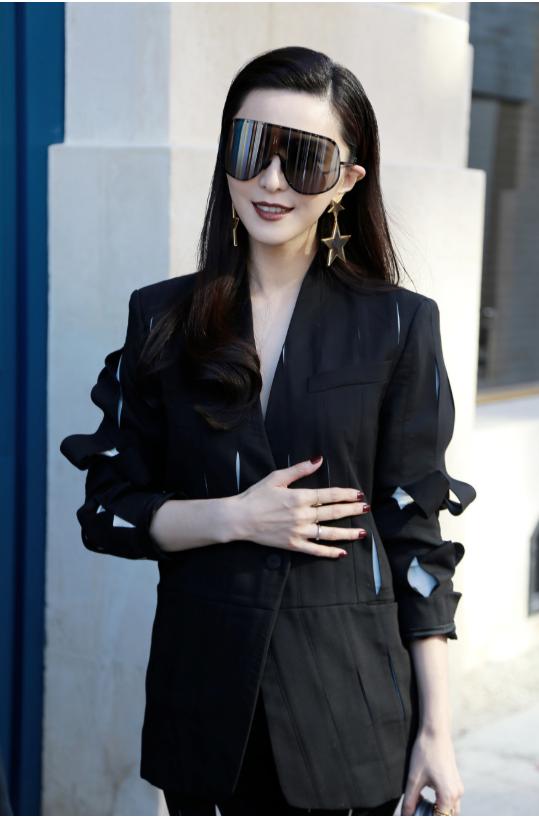 有一种贵气叫范冰冰穿西服,涂鸦套装披肩发,彰显39岁高级品味