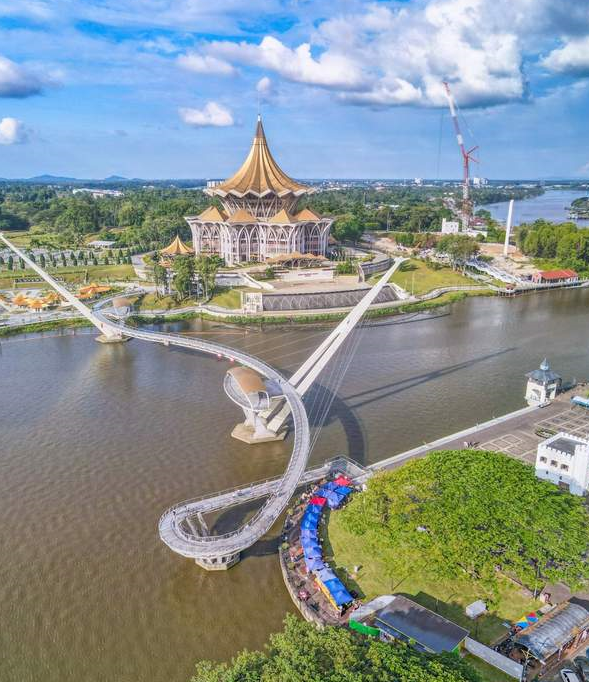 砂拉越有座金色桥,造型独特成古晋网红地标