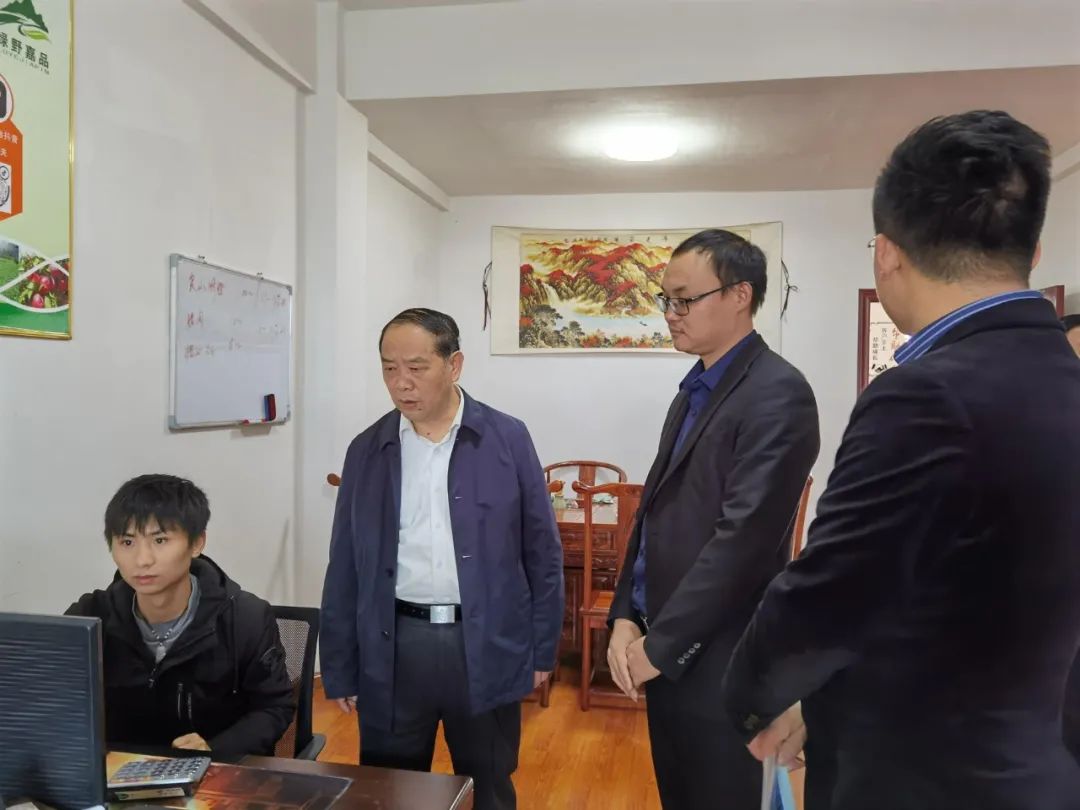 谭精益检查督导电子商务进农村综合示范项目建设和环保交办问题整改