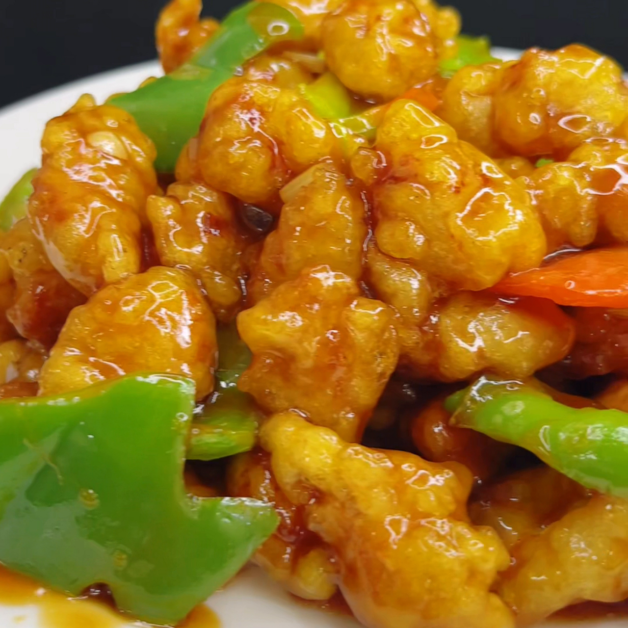 溜肉段是东北餐桌上必不可少的家常菜,深受大家喜爱.