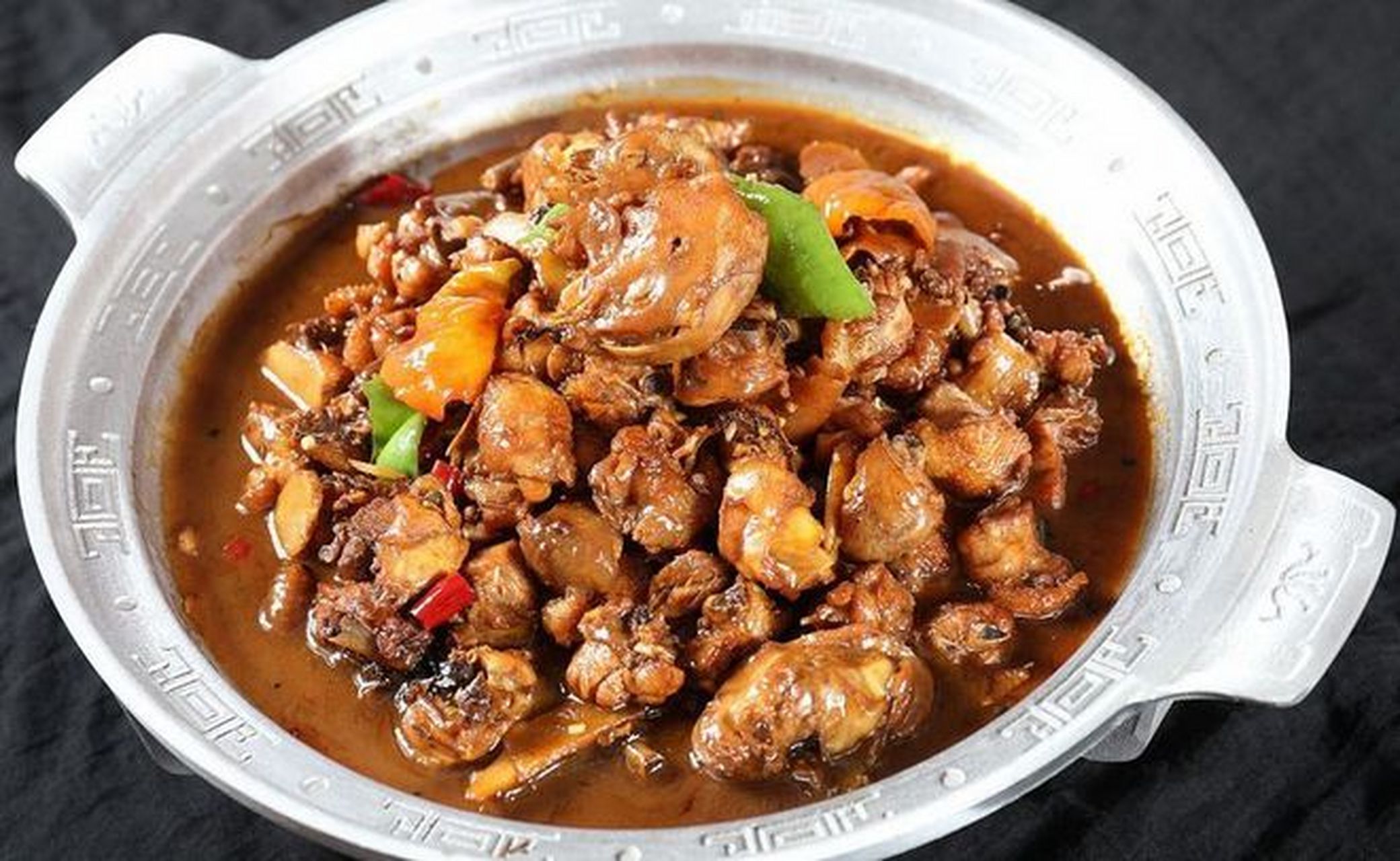 鸡公煲是重庆和四川地区的特色菜品,汇集了重庆烧鸡公和重庆干锅鸡的