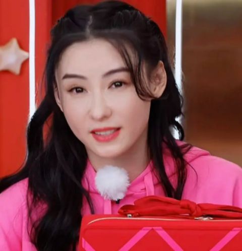 张柏芝首次直播带货人气高 穿芭比粉卫衣跳樱花舞少女感满满