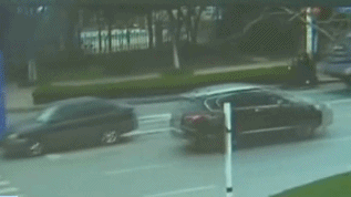 热点|揪心！广西一妈妈倒车时不慎撞死自己的孩子，车尾贴着“实习”标志