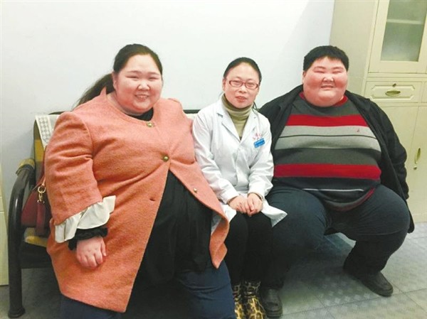 800斤夫妻把床压塌,为生小孩减重410斤,直言生下来是胖子就掐死