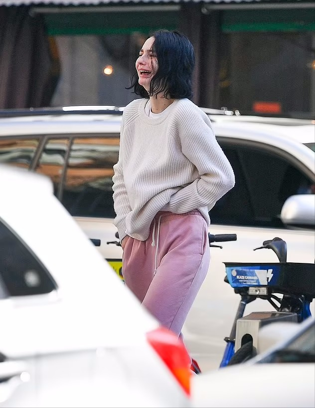 《速度与激情》保罗沃克23岁女儿走红毯!太显老,穿露腰装身材赞