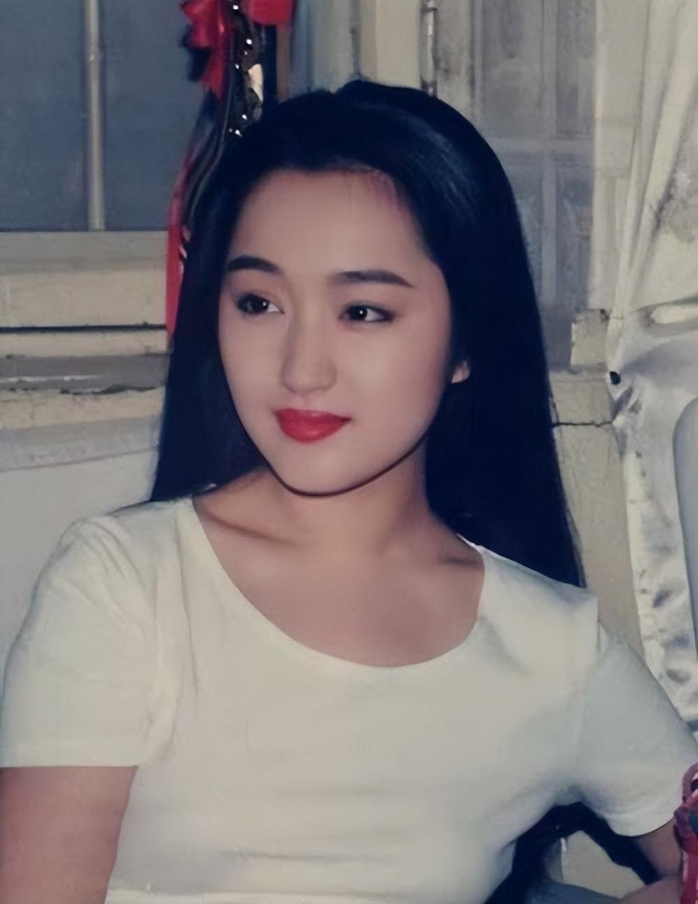 身为90年代人气歌后,杨钰莹以婉转动听的歌声走红全国.