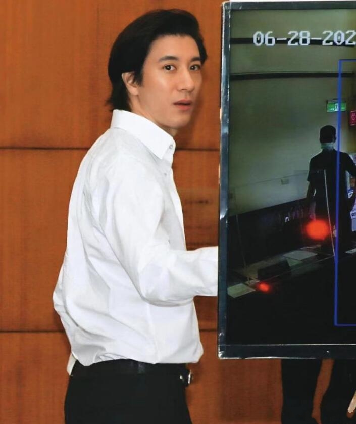 王力宏穿白色衬衫出镜,还主动帮工作人员调整座位,非常绅士礼貌