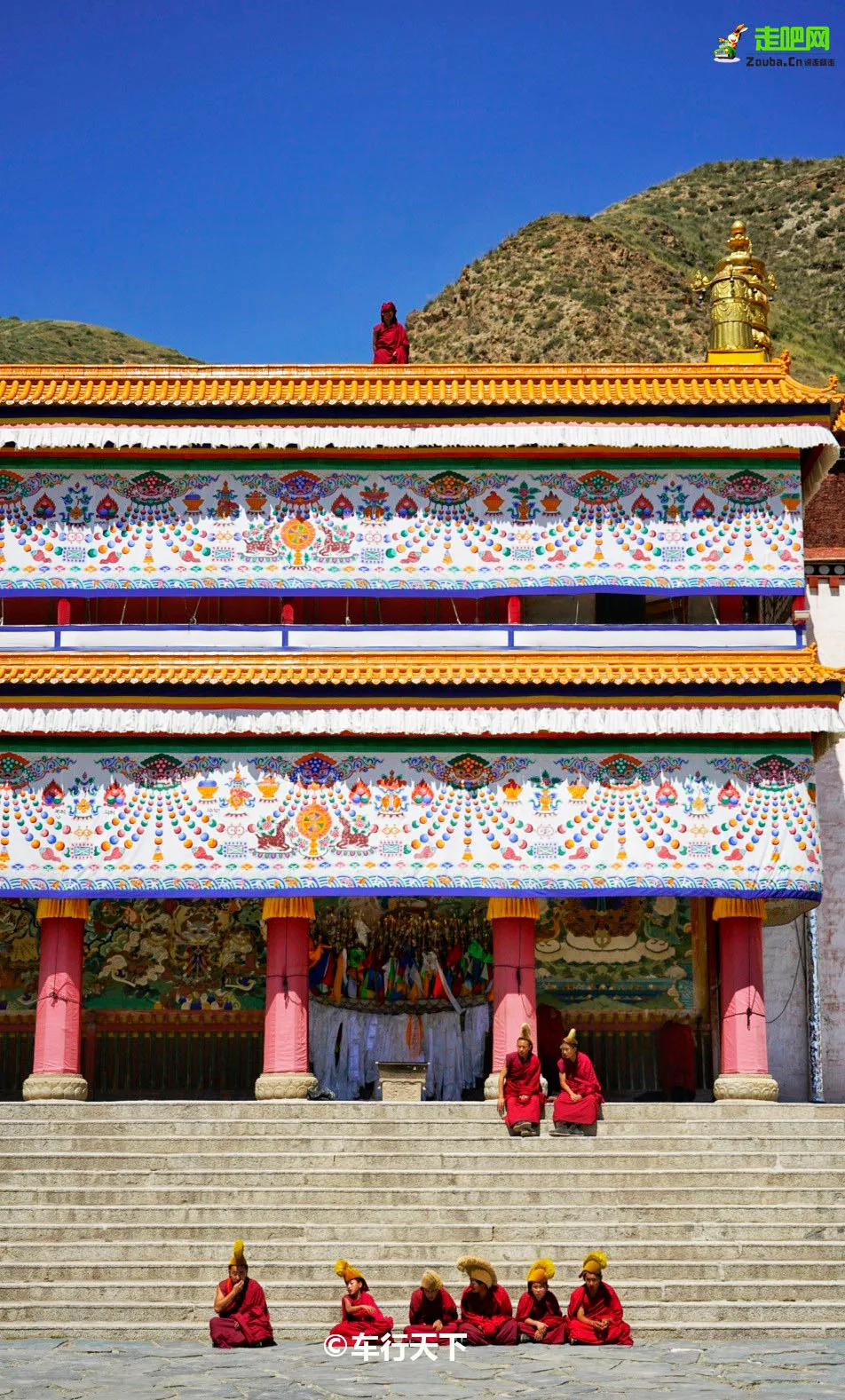 清晨,夏河县还没有完全醒来,寺院里的辩经声已经此起彼伏,寺外的转经