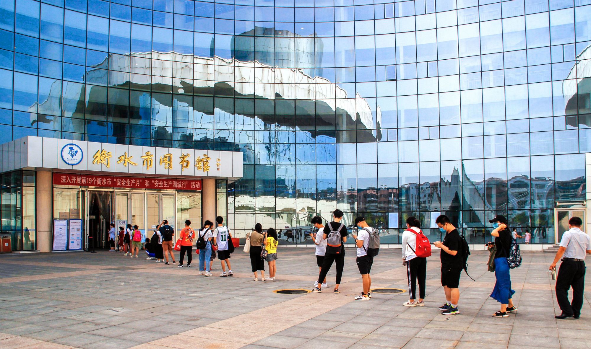 衡水市图书馆扩大开放区域后预约进馆 读者排起长队