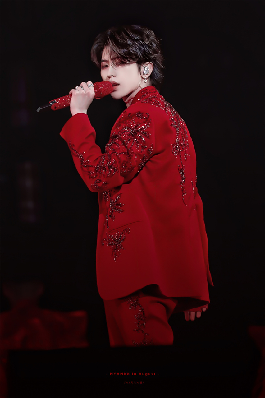 在演唱会现场,蔡徐坤身穿红色战袍,整个人显得帅气十足.