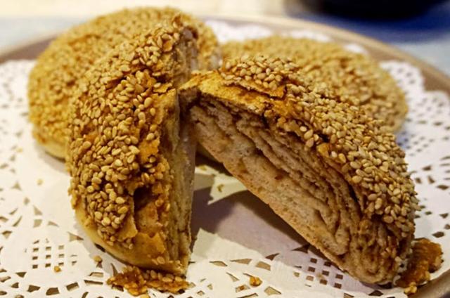 「美食菜谱」老北京芝麻酱烧饼:北京特色小吃,香气四溢!