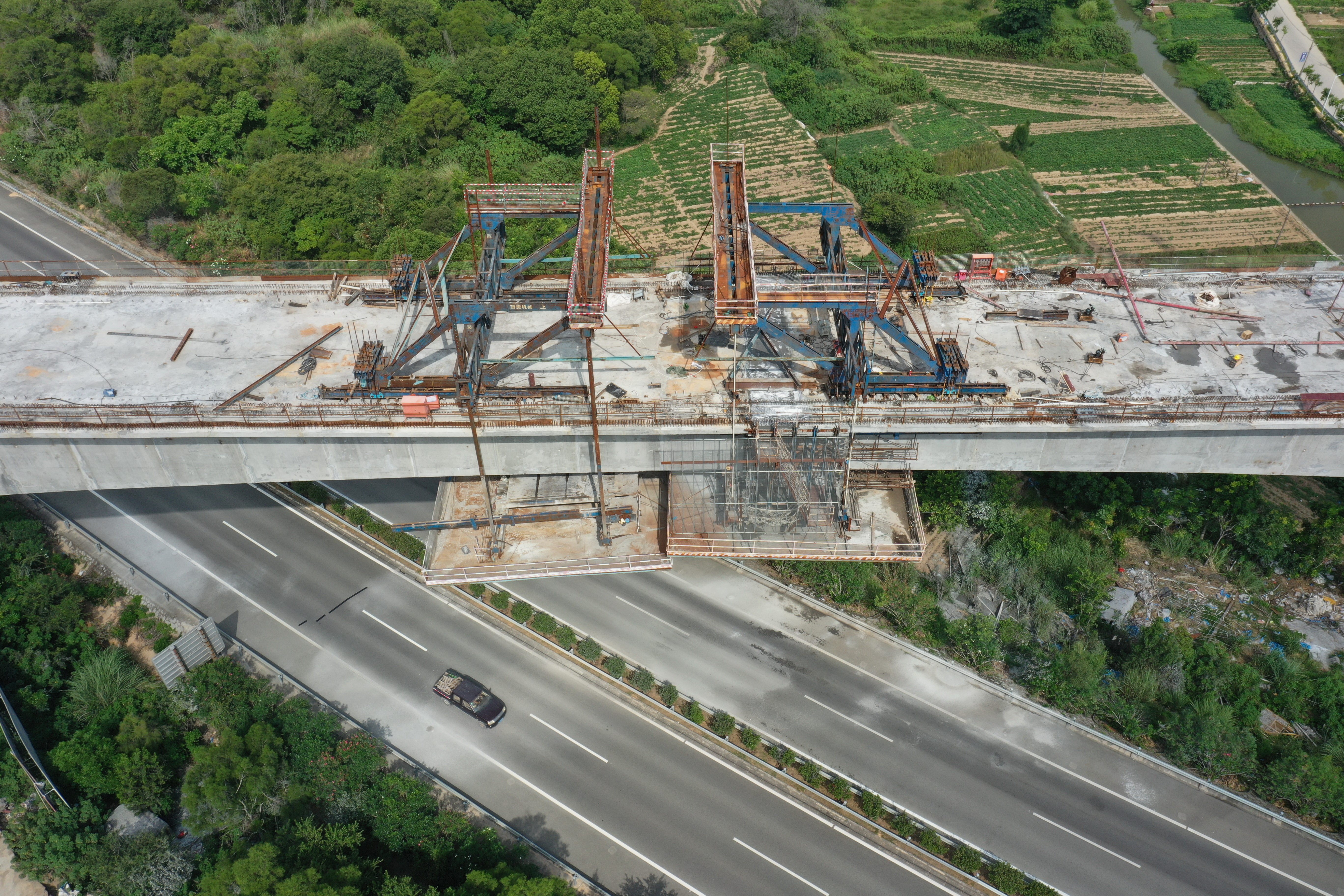 新建福廈鐵路跨鬥尾疏港高速公路特大橋中跨合龍