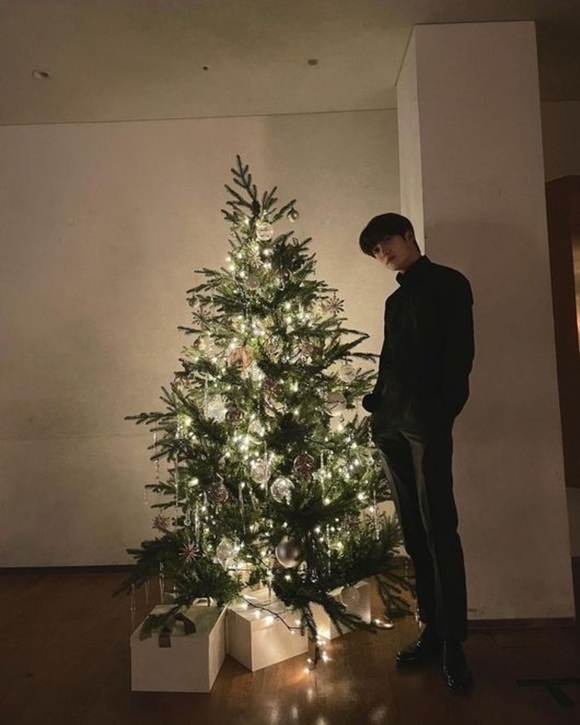 NCT郑在贤在圣诞树旁摆造型 展现完美身材