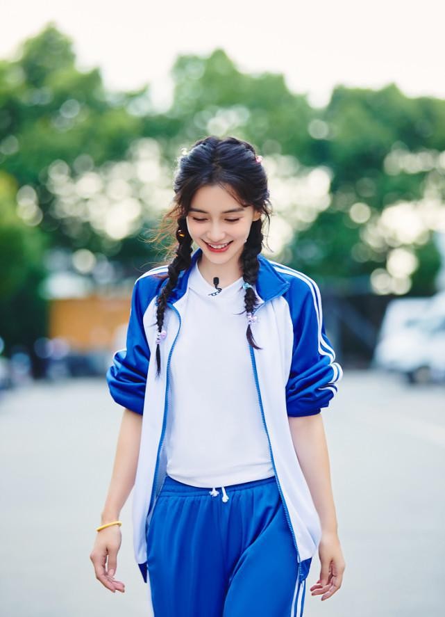 杨颖重回少女时代,穿蓝白校服甜美温柔,双马尾看着好俏皮