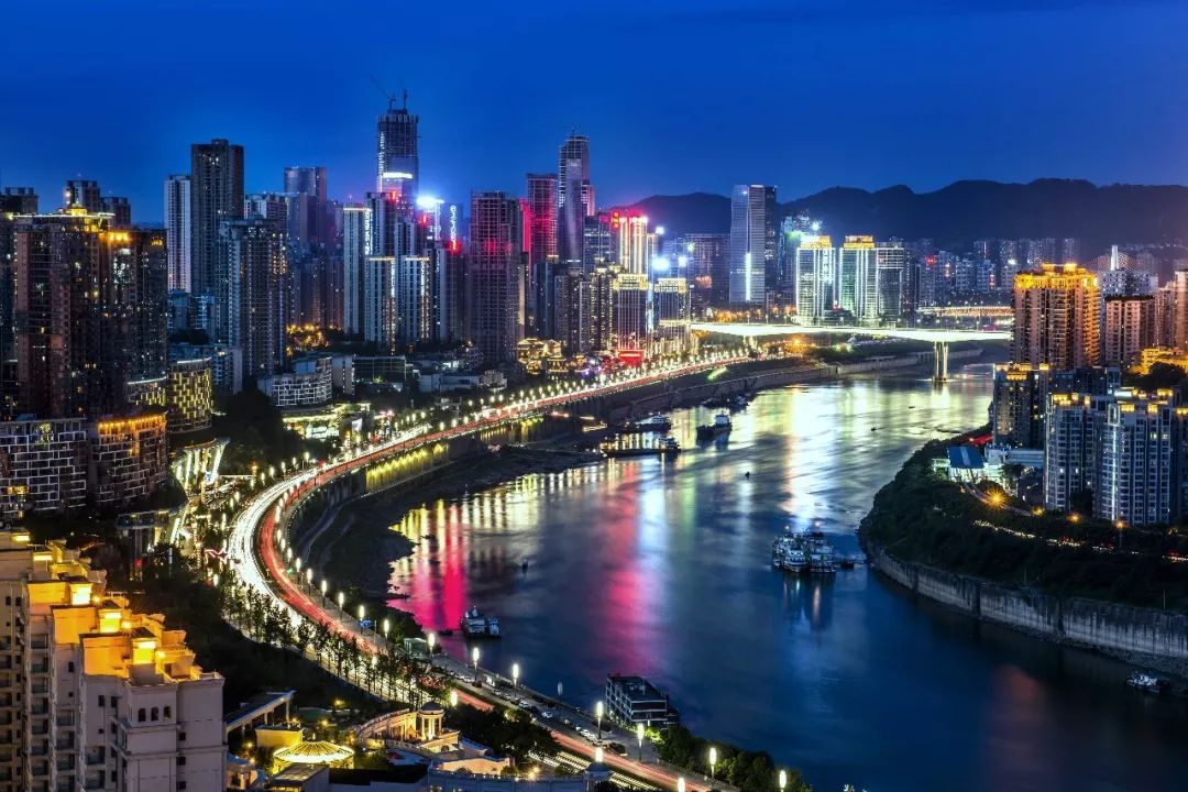 我们看到了很多区域的地价都已经破万了,看来重庆在全面的向前发展