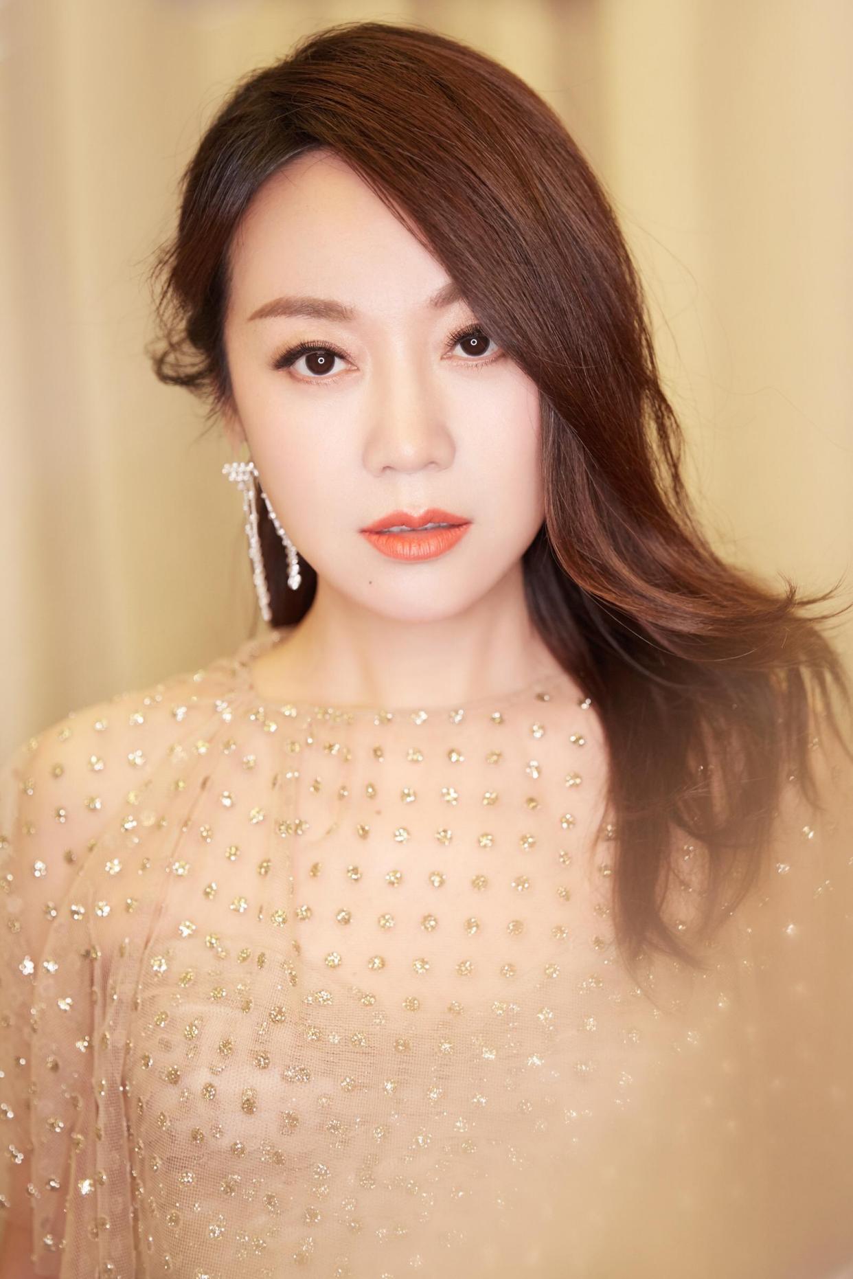 有种"整容"叫闫妮离婚,前夫变化不大,她却像换了个人