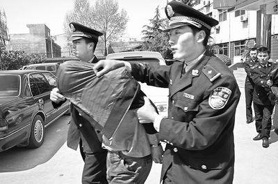 死刑犯在牢里研究输入法,被狱友嘲讽,1994年法院重判:免除死刑