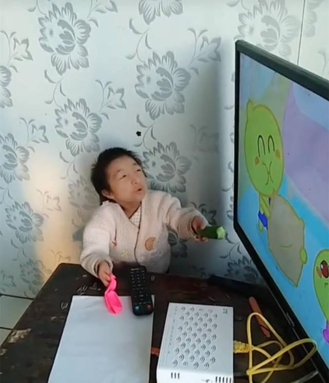 "袖珍女孩"刘爽:19岁身高64厘米,父母因爱坚守从不言弃