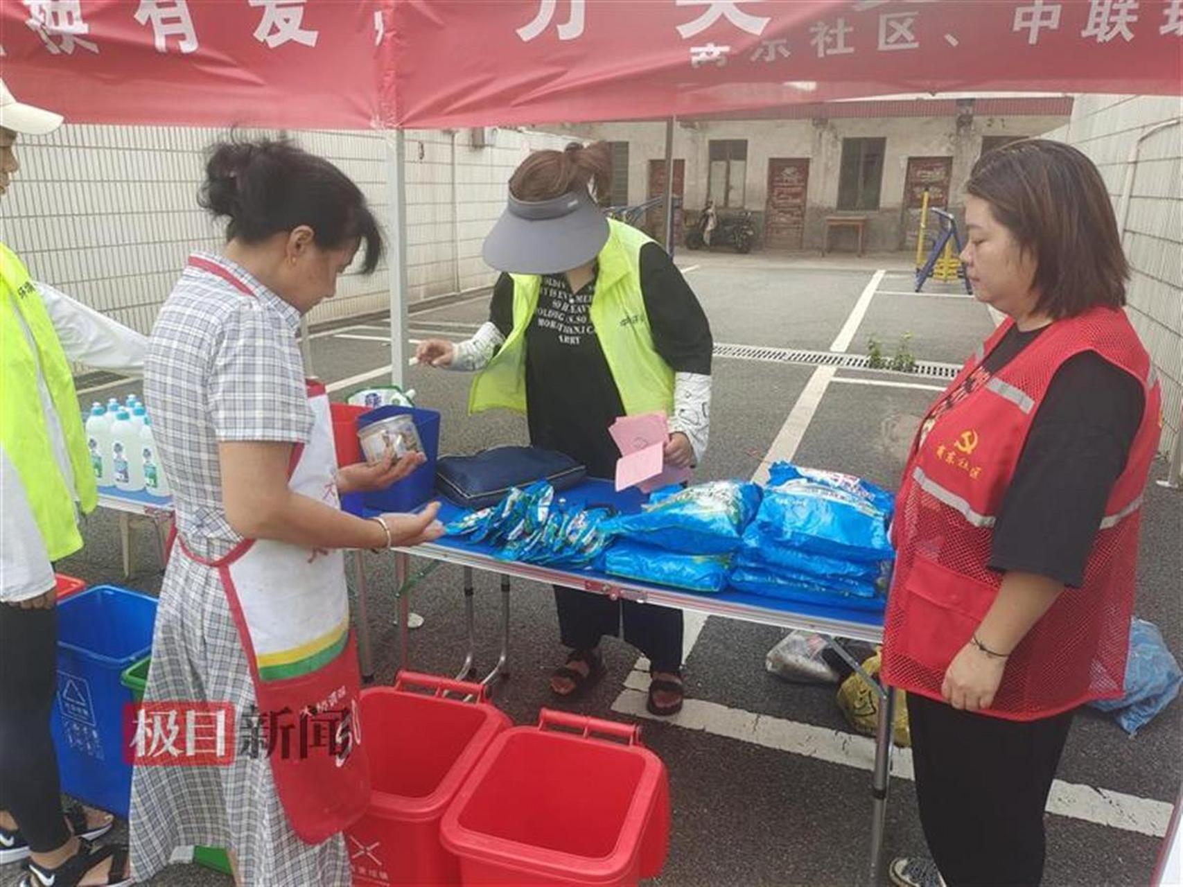 武汉新洲阳逻街开展"有害换有爱,分类更时尚"垃圾分类主题回收活动.