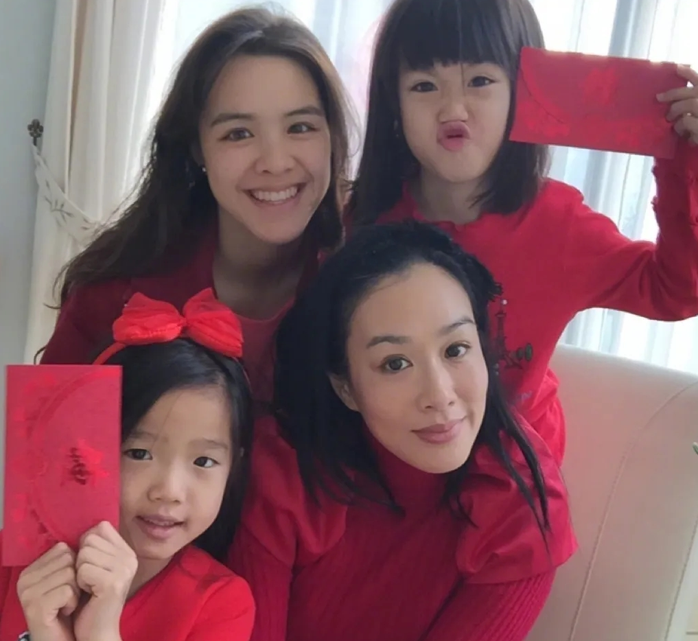钟丽缇晒新春"全家福",年过50风姿依旧,俩女儿大长腿意外抢镜