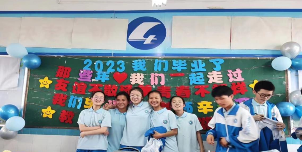 今朝浓浓离别意 三年深深师生情!驻马店市四中举行毕业典礼