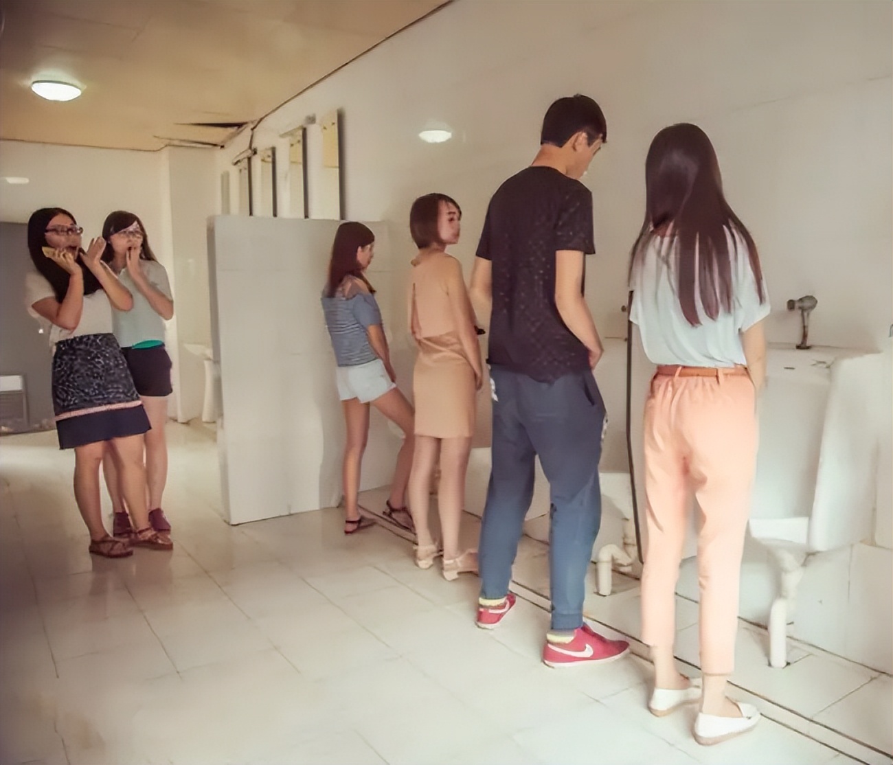 泰国人妖比女人还美,但是想要上厕所是进男厕还是女厕呢?