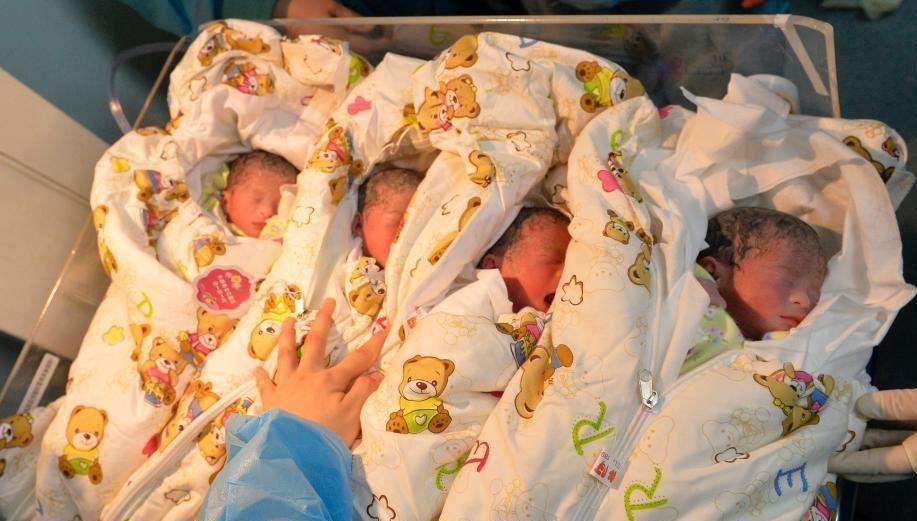 产妇三胎生下四胞胎,一家八口靠借钱维生,网友:拼儿子惹的祸